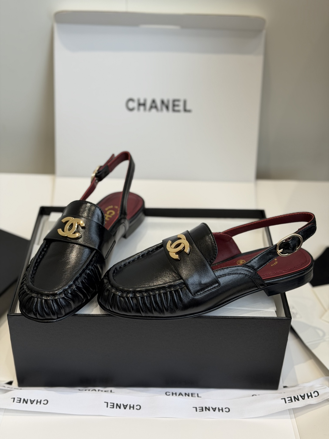 东莞代购级 Chanel 26ss 小香 新款 凉鞋 春夏香家必备爆款 女神系列,拥有香家特色优雅名媛气质,超级耐看,让 东莞代购级 Chanel 26ss 小香 新款 凉鞋 春夏香家必备爆款 女神系列,拥有香家特色优雅名媛气质,超级耐看,让