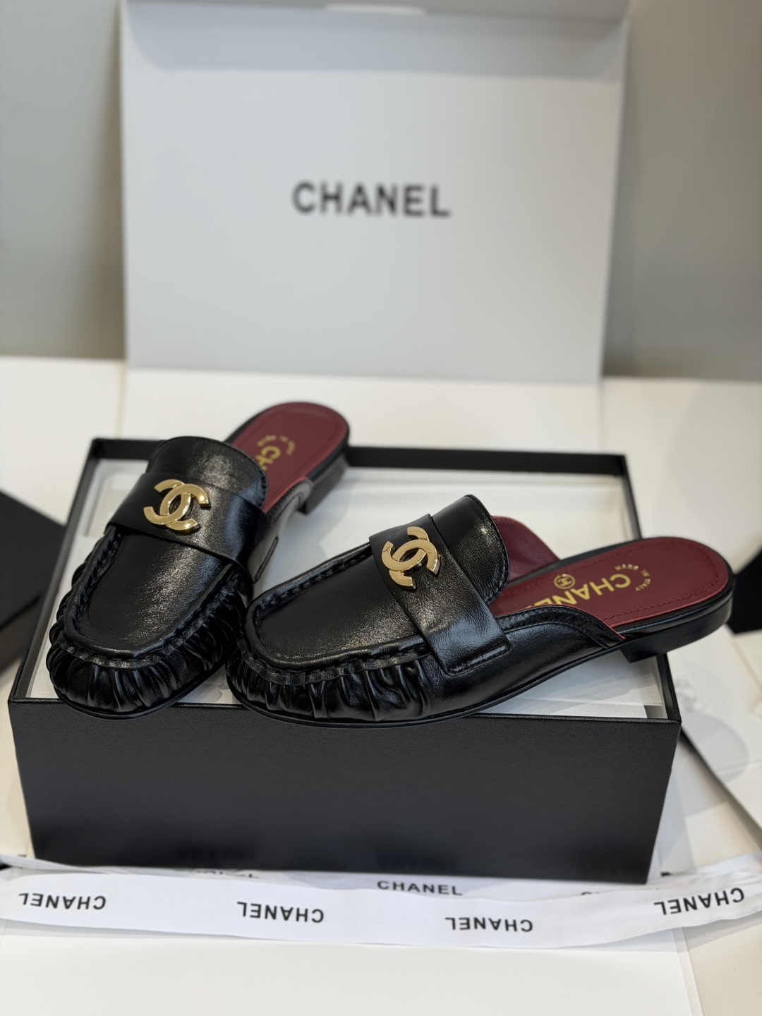 东莞代购级 Chanel 26ss 小香 新款 半拖 春夏香家必备爆款 女神系列,拥有香家特色优雅名媛气质,超级耐看,让 东莞代购级 Chanel 26ss 小香 新款 半拖 春夏香家必备爆款 女神系列,拥有香家特色优雅名媛气质,超级耐看,让