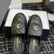 代购级 CHANEL小香经典复古翻盖菱格半拖 乐福鞋 这双复古乐福鞋一眼看到就很喜欢 鞋面的菱格设计很特别 点缀小香经典 代购级 CHANEL小香经典复古翻盖菱格半拖 乐福鞋 这双复古乐福鞋一眼看到就很喜欢 鞋面的菱格设计很特别 点缀小香经典