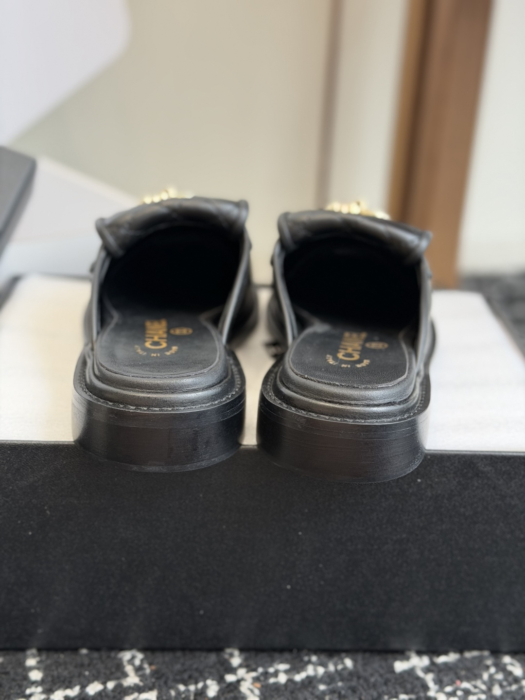 代购级 CHANEL小香经典复古翻盖菱格半拖 乐福鞋 这双复古乐福鞋一眼看到就很喜欢 鞋面的菱格设计很特别 点缀小香经典 代购级 CHANEL小香经典复古翻盖菱格半拖 乐福鞋 这双复古乐福鞋一眼看到就很喜欢 鞋面的菱格设计很特别 点缀小香经典