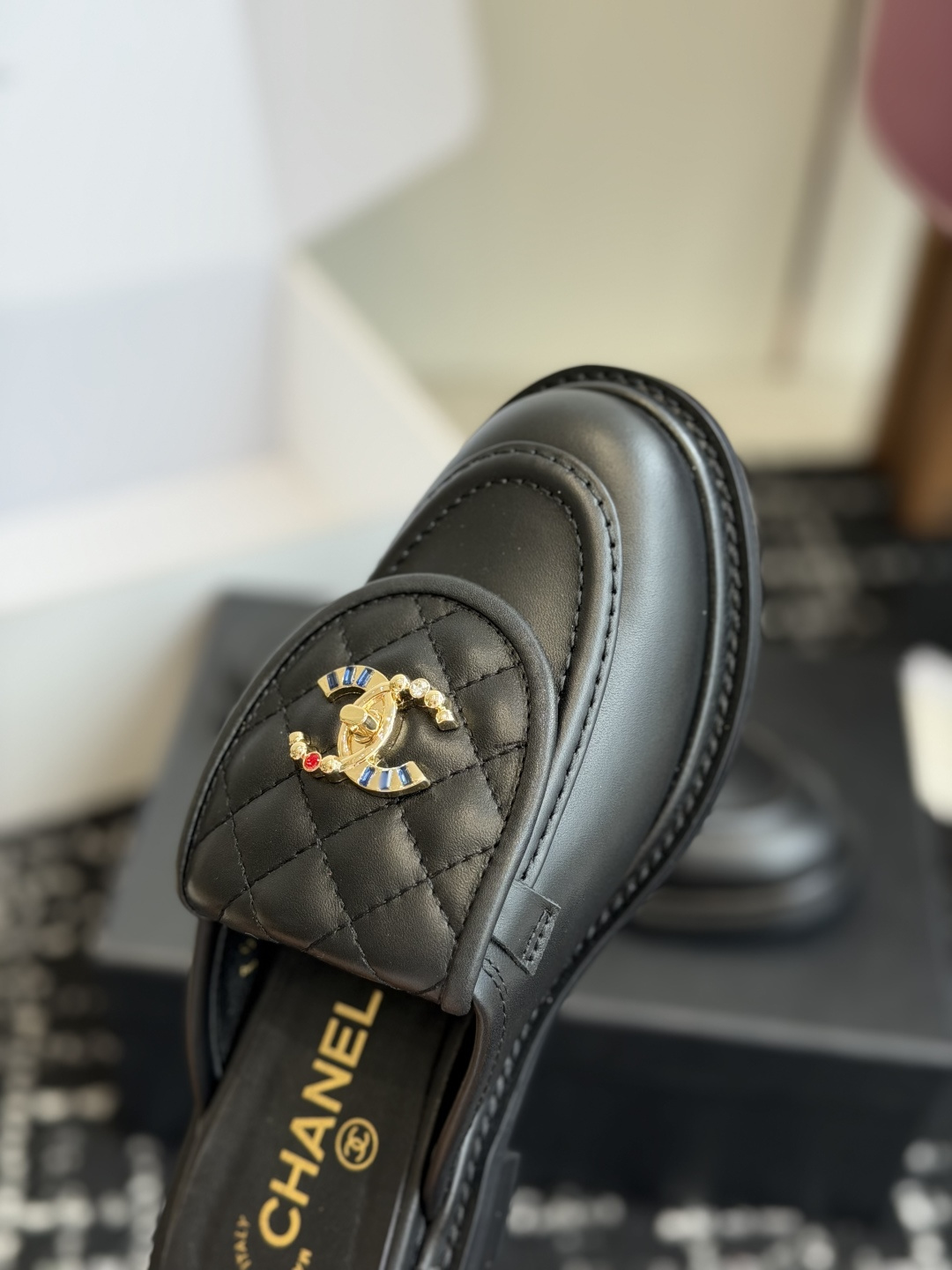 代购级 CHANEL小香经典复古翻盖菱格半拖 乐福鞋 这双复古乐福鞋一眼看到就很喜欢 鞋面的菱格设计很特别 点缀小香经典 代购级 CHANEL小香经典复古翻盖菱格半拖 乐福鞋 这双复古乐福鞋一眼看到就很喜欢 鞋面的菱格设计很特别 点缀小香经典