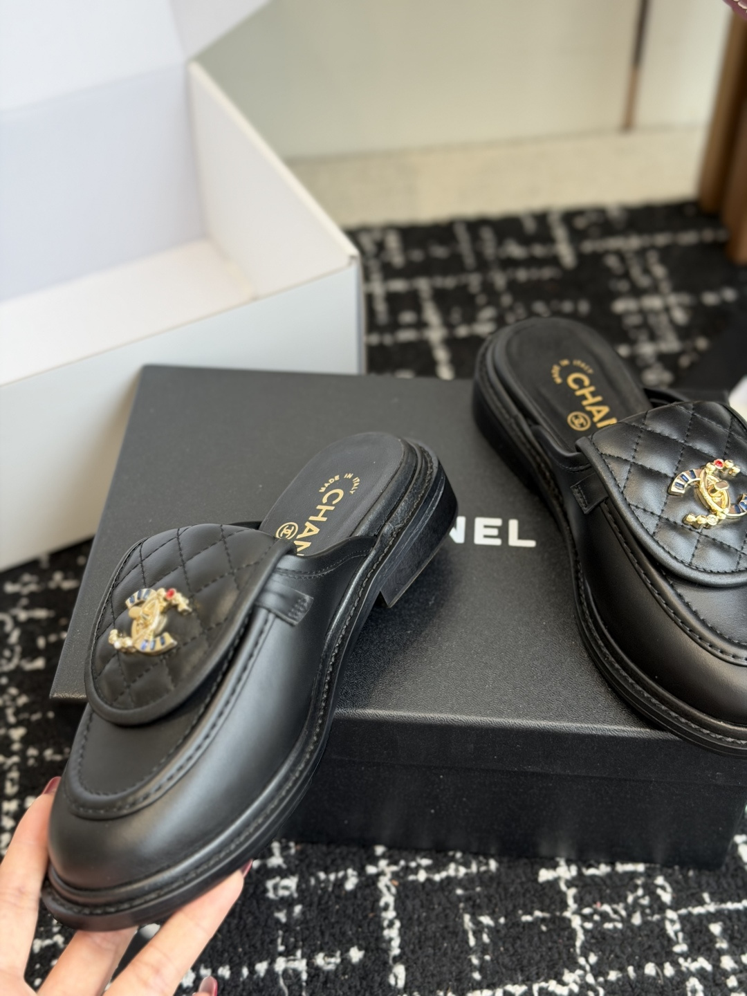 代购级 CHANEL小香经典复古翻盖菱格半拖 乐福鞋 这双复古乐福鞋一眼看到就很喜欢 鞋面的菱格设计很特别 点缀小香经典 代购级 CHANEL小香经典复古翻盖菱格半拖 乐福鞋 这双复古乐福鞋一眼看到就很喜欢 鞋面的菱格设计很特别 点缀小香经典