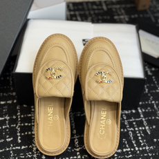 代购级 CHANEL小香经典复古翻盖菱格半拖 乐福鞋 这双复古乐福鞋一眼看到就很喜欢 鞋面的菱格设计很特别 点缀小香经典 代购级 CHANEL小香经典复古翻盖菱格半拖 乐福鞋 这双复古乐福鞋一眼看到就很喜欢 鞋面的菱格设计很特别 点缀小香经典