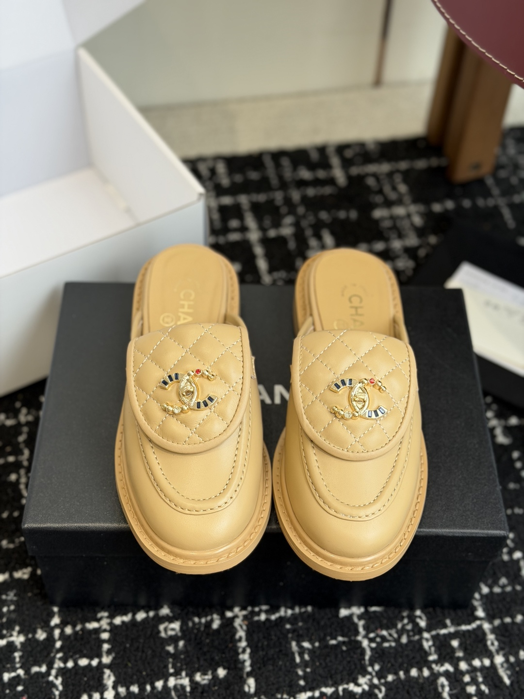 代购级 CHANEL小香经典复古翻盖菱格半拖 乐福鞋 这双复古乐福鞋一眼看到就很喜欢 鞋面的菱格设计很特别 点缀小香经典 代购级 CHANEL小香经典复古翻盖菱格半拖 乐福鞋 这双复古乐福鞋一眼看到就很喜欢 鞋面的菱格设计很特别 点缀小香经典