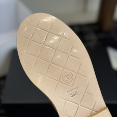 代购级 CHANEL小香经典复古翻盖菱格半拖 乐福鞋 这双复古乐福鞋一眼看到就很喜欢 鞋面的菱格设计很特别 点缀小香经典 代购级 CHANEL小香经典复古翻盖菱格半拖 乐福鞋 这双复古乐福鞋一眼看到就很喜欢 鞋面的菱格设计很特别 点缀小香经典