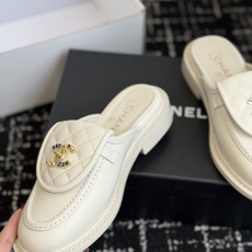 代购级 CHANEL小香经典复古翻盖菱格半拖 乐福鞋 这双复古乐福鞋一眼看到就很喜欢 鞋面的菱格设计很特别 点缀小香经典 代购级 CHANEL小香经典复古翻盖菱格半拖 乐福鞋 这双复古乐福鞋一眼看到就很喜欢 鞋面的菱格设计很特别 点缀小香经典