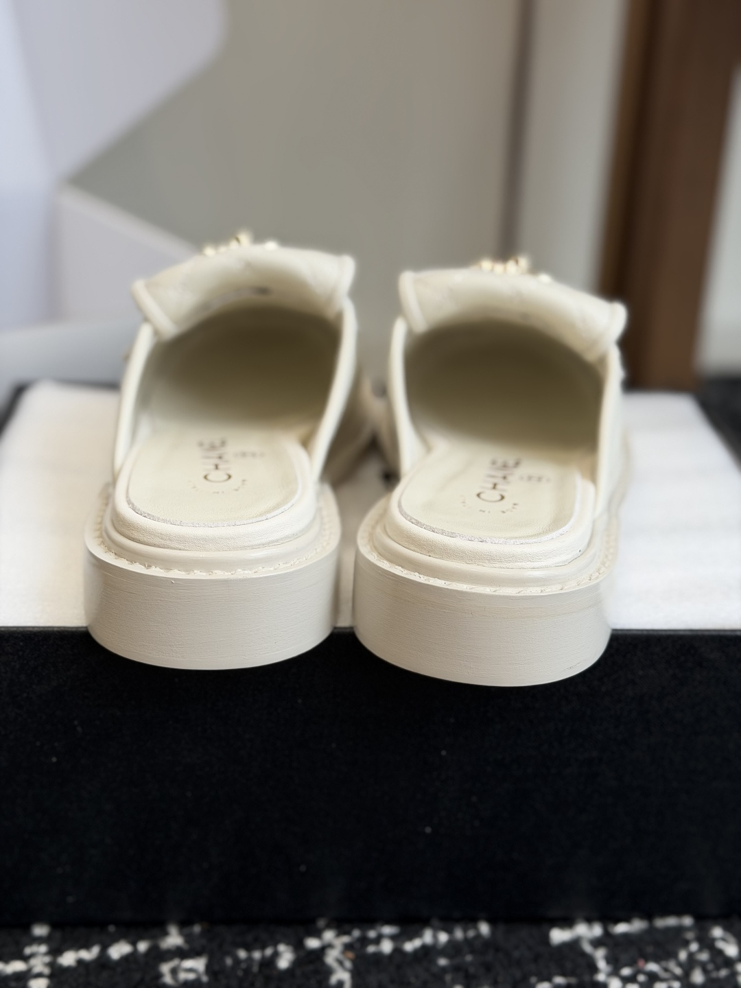 代购级 CHANEL小香经典复古翻盖菱格半拖 乐福鞋 这双复古乐福鞋一眼看到就很喜欢 鞋面的菱格设计很特别 点缀小香经典 代购级 CHANEL小香经典复古翻盖菱格半拖 乐福鞋 这双复古乐福鞋一眼看到就很喜欢 鞋面的菱格设计很特别 点缀小香经典