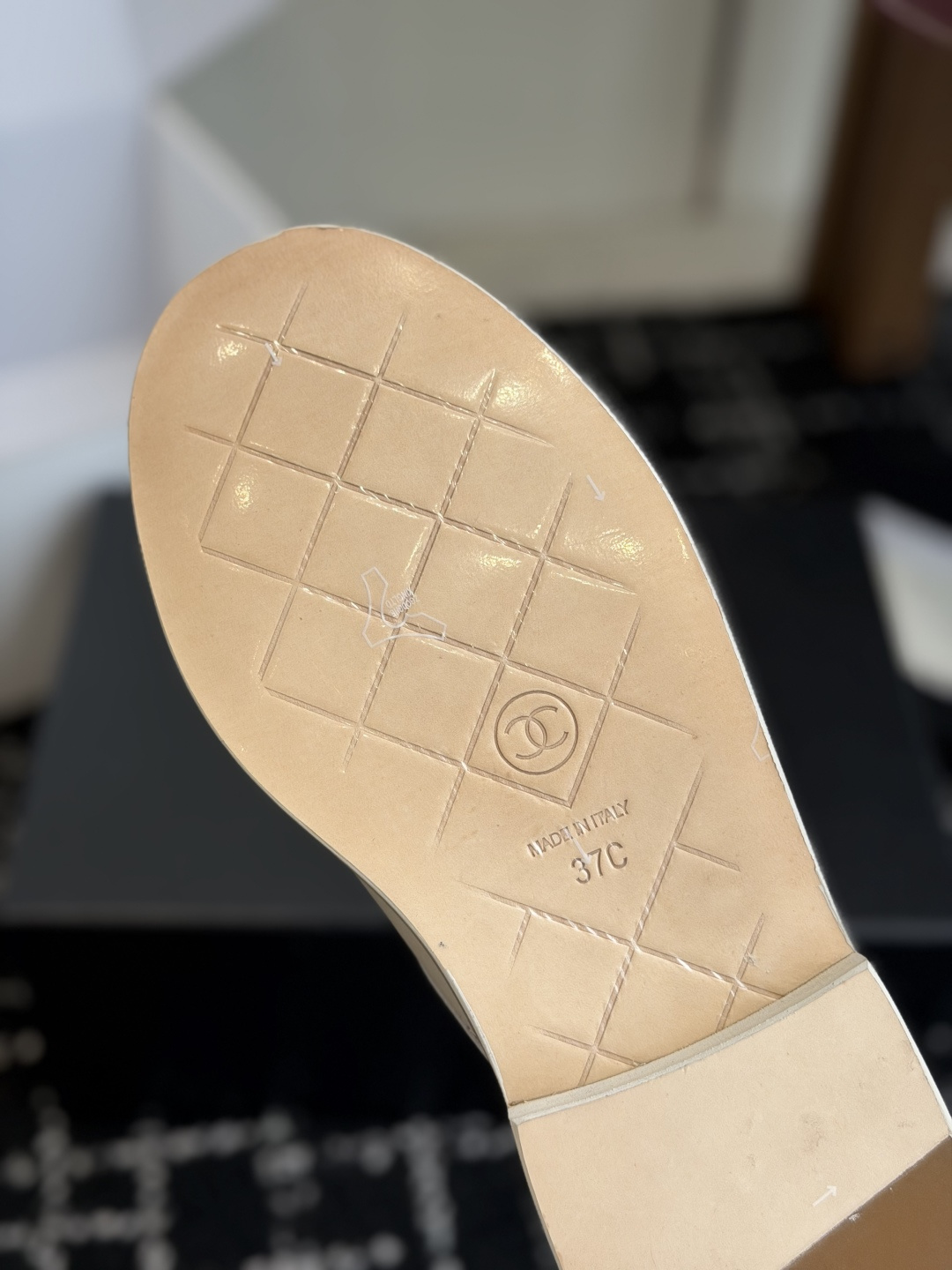 代购级 CHANEL小香经典复古翻盖菱格半拖 乐福鞋 这双复古乐福鞋一眼看到就很喜欢 鞋面的菱格设计很特别 点缀小香经典 代购级 CHANEL小香经典复古翻盖菱格半拖 乐福鞋 这双复古乐福鞋一眼看到就很喜欢 鞋面的菱格设计很特别 点缀小香经典