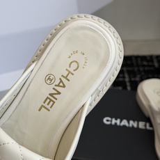 代购级 CHANEL小香经典复古翻盖菱格半拖 乐福鞋 这双复古乐福鞋一眼看到就很喜欢 鞋面的菱格设计很特别 点缀小香经典 代购级 CHANEL小香经典复古翻盖菱格半拖 乐福鞋 这双复古乐福鞋一眼看到就很喜欢 鞋面的菱格设计很特别 点缀小香经典