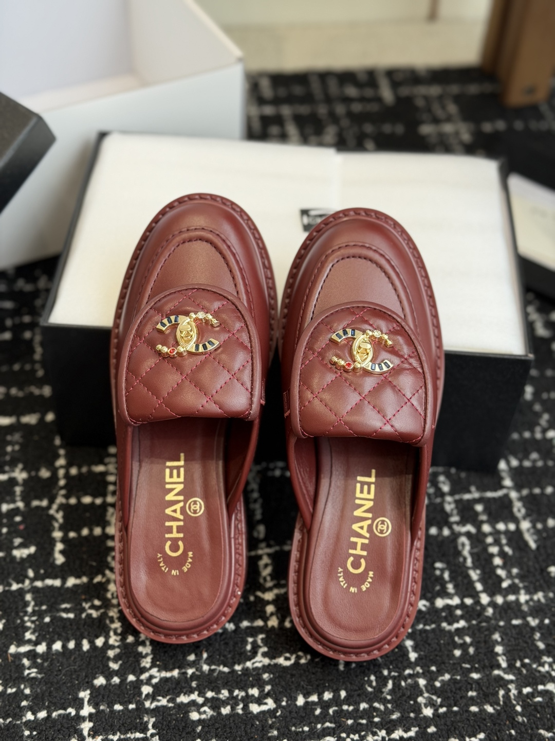 代购级 CHANEL小香经典复古翻盖菱格半拖 乐福鞋 这双复古乐福鞋一眼看到就很喜欢 鞋面的菱格设计很特别 点缀小香经典 代购级 CHANEL小香经典复古翻盖菱格半拖 乐福鞋 这双复古乐福鞋一眼看到就很喜欢 鞋面的菱格设计很特别 点缀小香经典
