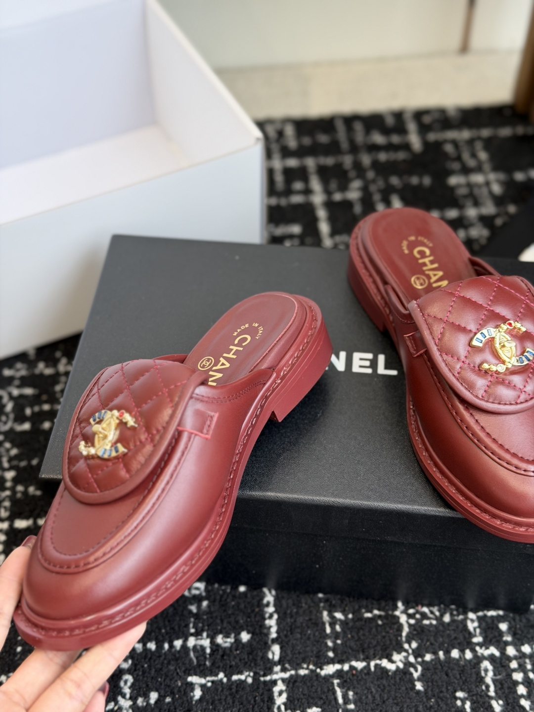 代购级 CHANEL小香经典复古翻盖菱格半拖 乐福鞋 这双复古乐福鞋一眼看到就很喜欢 鞋面的菱格设计很特别 点缀小香经典 代购级 CHANEL小香经典复古翻盖菱格半拖 乐福鞋 这双复古乐福鞋一眼看到就很喜欢 鞋面的菱格设计很特别 点缀小香经典
