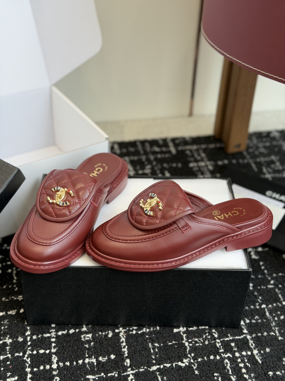 代购级 CHANEL小香经典复古翻盖菱格半拖 乐福鞋 这双复古乐福鞋一眼看到就很喜欢 鞋面的菱格设计很特别 点缀小香经典 代购级 CHANEL小香经典复古翻盖菱格半拖 乐福鞋 这双复古乐福鞋一眼看到就很喜欢 鞋面的菱格设计很特别 点缀小香经典