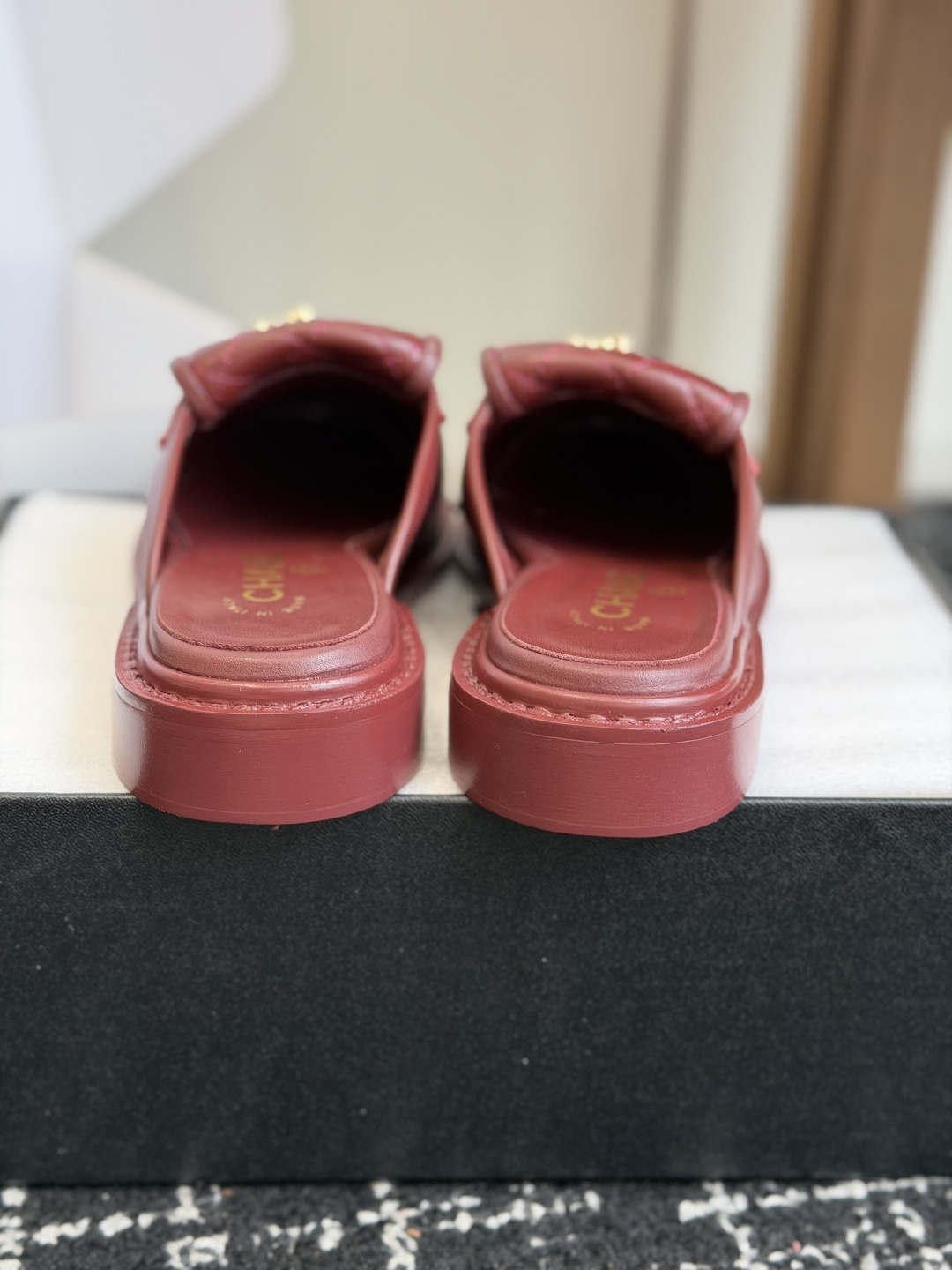 代购级 CHANEL小香经典复古翻盖菱格半拖 乐福鞋 这双复古乐福鞋一眼看到就很喜欢 鞋面的菱格设计很特别 点缀小香经典 代购级 CHANEL小香经典复古翻盖菱格半拖 乐福鞋 这双复古乐福鞋一眼看到就很喜欢 鞋面的菱格设计很特别 点缀小香经典