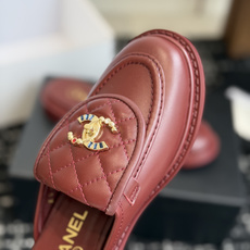 代购级 CHANEL小香经典复古翻盖菱格半拖 乐福鞋 这双复古乐福鞋一眼看到就很喜欢 鞋面的菱格设计很特别 点缀小香经典 代购级 CHANEL小香经典复古翻盖菱格半拖 乐福鞋 这双复古乐福鞋一眼看到就很喜欢 鞋面的菱格设计很特别 点缀小香经典