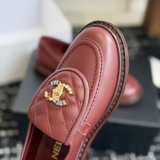 代购级 CHANEL小香经典复古翻盖菱格乐福鞋 这双复古乐福鞋一眼看到就很喜欢 鞋面的菱格设计很特别 点缀小香经典五金扣 代购级 CHANEL小香经典复古翻盖菱格乐福鞋 这双复古乐福鞋一眼看到就很喜欢 鞋面的菱格设计很特别 点缀小香经典五金扣