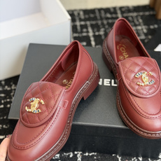 代购级 CHANEL小香经典复古翻盖菱格乐福鞋 这双复古乐福鞋一眼看到就很喜欢 鞋面的菱格设计很特别 点缀小香经典五金扣 代购级 CHANEL小香经典复古翻盖菱格乐福鞋 这双复古乐福鞋一眼看到就很喜欢 鞋面的菱格设计很特别 点缀小香经典五金扣