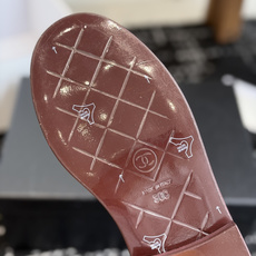 代购级 CHANEL小香经典复古翻盖菱格乐福鞋 这双复古乐福鞋一眼看到就很喜欢 鞋面的菱格设计很特别 点缀小香经典五金扣 代购级 CHANEL小香经典复古翻盖菱格乐福鞋 这双复古乐福鞋一眼看到就很喜欢 鞋面的菱格设计很特别 点缀小香经典五金扣