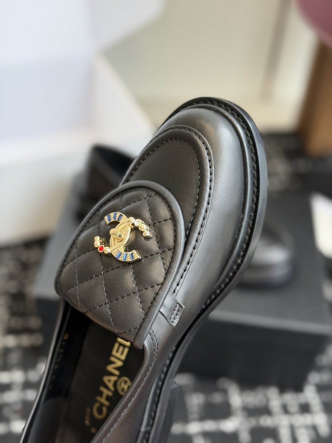 代购级 CHANEL小香经典复古翻盖菱格乐福鞋 这双复古乐福鞋一眼看到就很喜欢 鞋面的菱格设计很特别 点缀小香经典五金扣