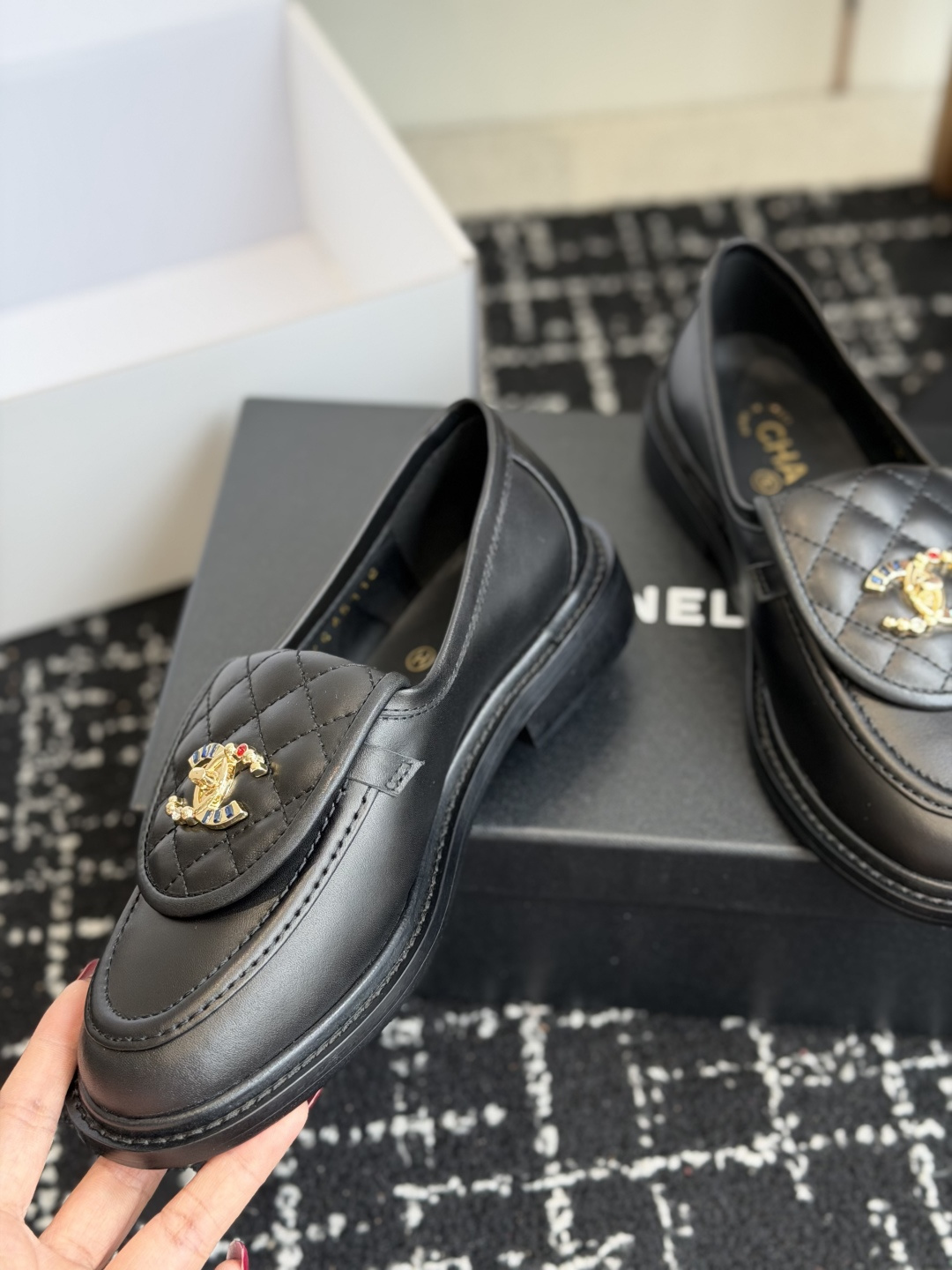 代购级 CHANEL小香经典复古翻盖菱格乐福鞋 这双复古乐福鞋一眼看到就很喜欢 鞋面的菱格设计很特别 点缀小香经典五金扣