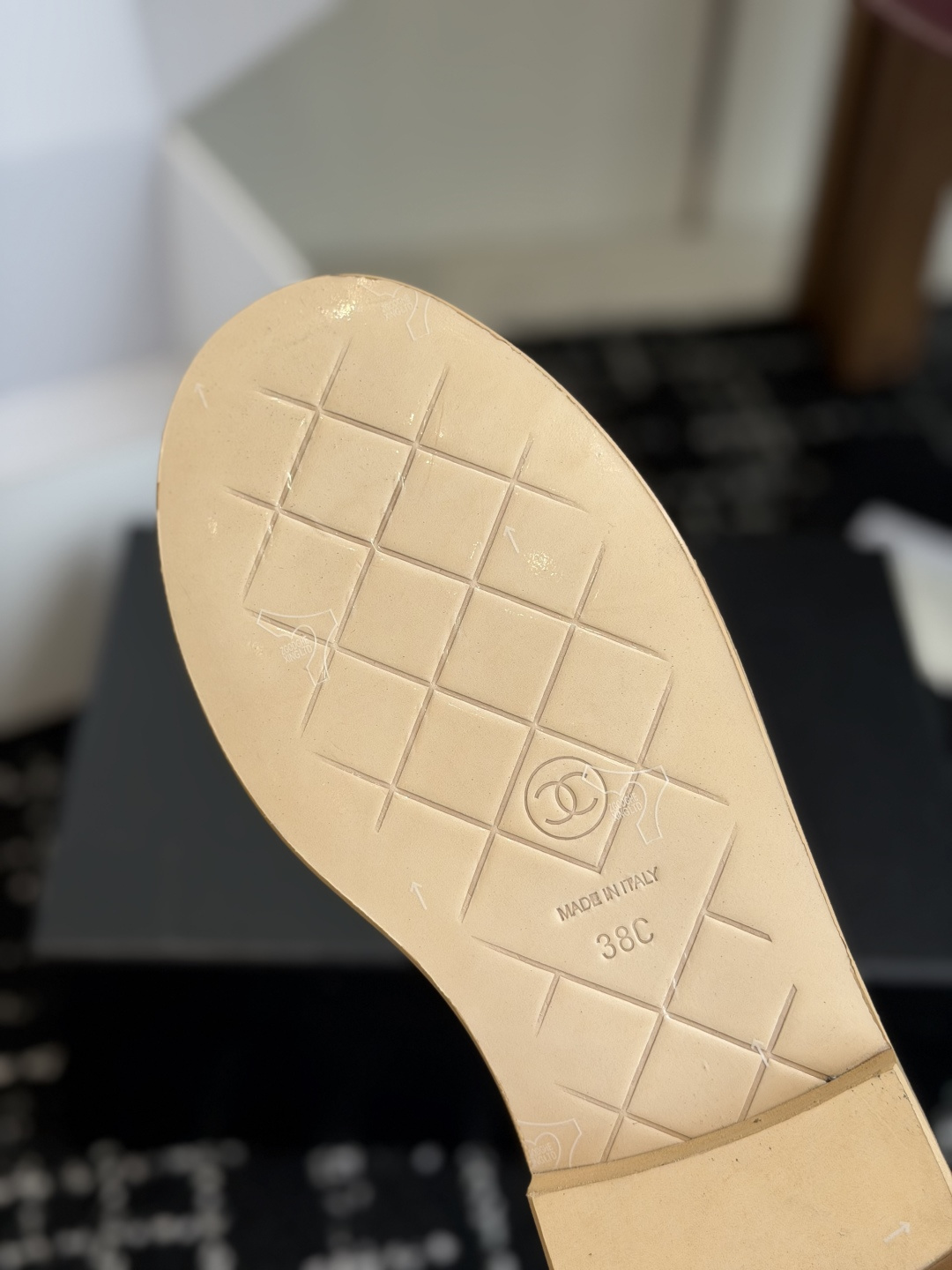 代购级 CHANEL小香经典复古翻盖菱格乐福鞋 这双复古乐福鞋一眼看到就很喜欢 鞋面的菱格设计很特别 点缀小香经典五金扣 代购级 CHANEL小香经典复古翻盖菱格乐福鞋 这双复古乐福鞋一眼看到就很喜欢 鞋面的菱格设计很特别 点缀小香经典五金扣