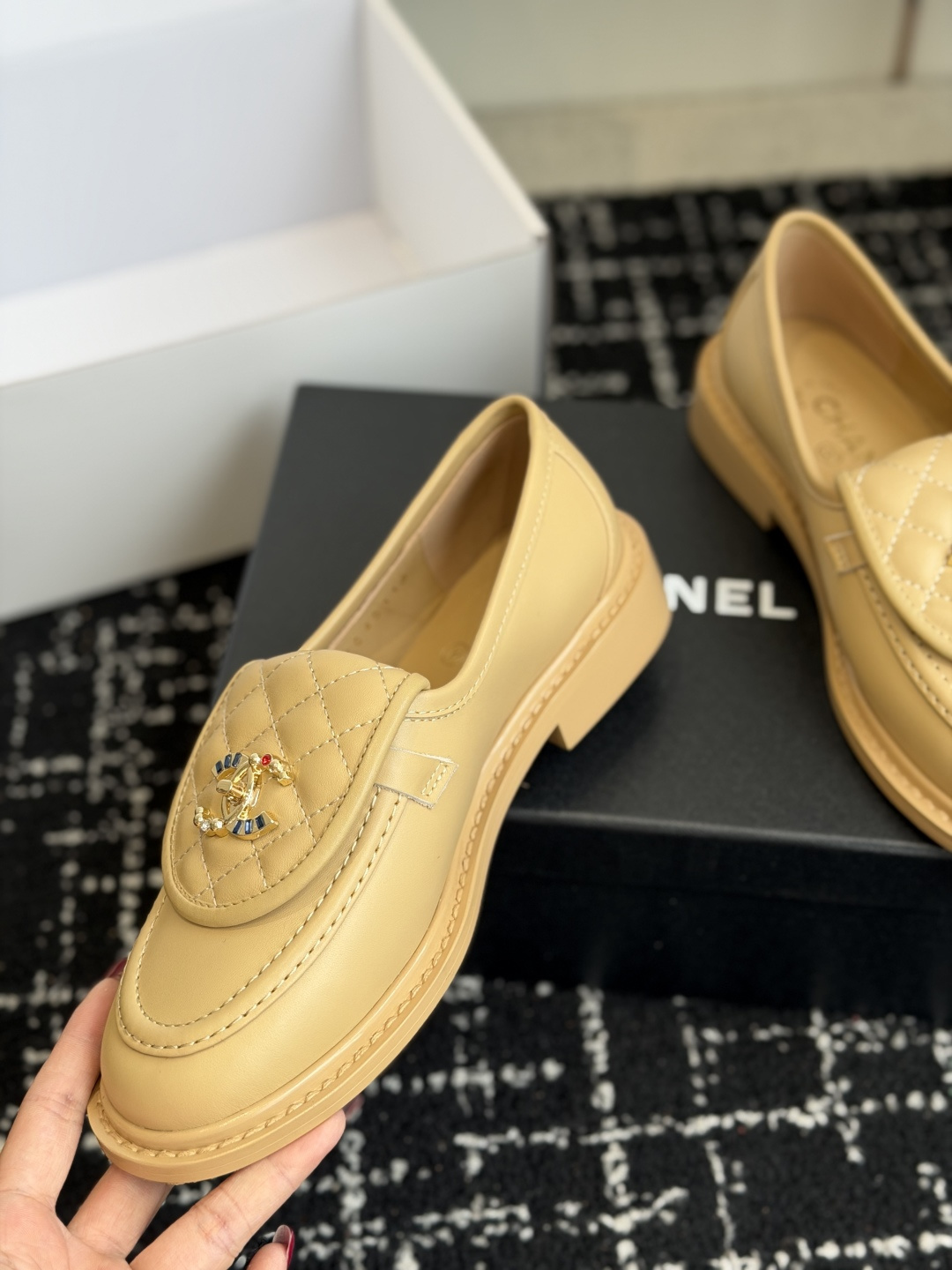 代购级 CHANEL小香经典复古翻盖菱格乐福鞋 这双复古乐福鞋一眼看到就很喜欢 鞋面的菱格设计很特别 点缀小香经典五金扣 代购级 CHANEL小香经典复古翻盖菱格乐福鞋 这双复古乐福鞋一眼看到就很喜欢 鞋面的菱格设计很特别 点缀小香经典五金扣