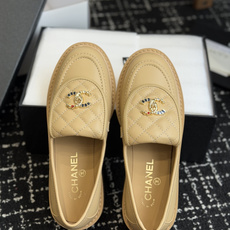代购级 CHANEL小香经典复古翻盖菱格乐福鞋 这双复古乐福鞋一眼看到就很喜欢 鞋面的菱格设计很特别 点缀小香经典五金扣 代购级 CHANEL小香经典复古翻盖菱格乐福鞋 这双复古乐福鞋一眼看到就很喜欢 鞋面的菱格设计很特别 点缀小香经典五金扣