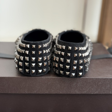 代购级 Alaia 经典芭蕾舞鞋新品 以芭蕾的灵动意韵融于日常,以现代笔触刻画舞鞋经典轮廓! 柳丁饰皮质款芭蕾舞鞋,从经 代购级 Alaia 经典芭蕾舞鞋新品 以芭蕾的灵动意韵融于日常,以现代笔触刻画舞鞋经典轮廓! 柳丁饰皮质款芭蕾舞鞋,从经