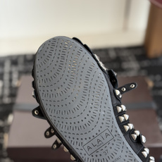 代购级 Alaia 经典芭蕾舞鞋新品 以芭蕾的灵动意韵融于日常,以现代笔触刻画舞鞋经典轮廓! 柳丁饰皮质款芭蕾舞鞋,从经 代购级 Alaia 经典芭蕾舞鞋新品 以芭蕾的灵动意韵融于日常,以现代笔触刻画舞鞋经典轮廓! 柳丁饰皮质款芭蕾舞鞋,从经