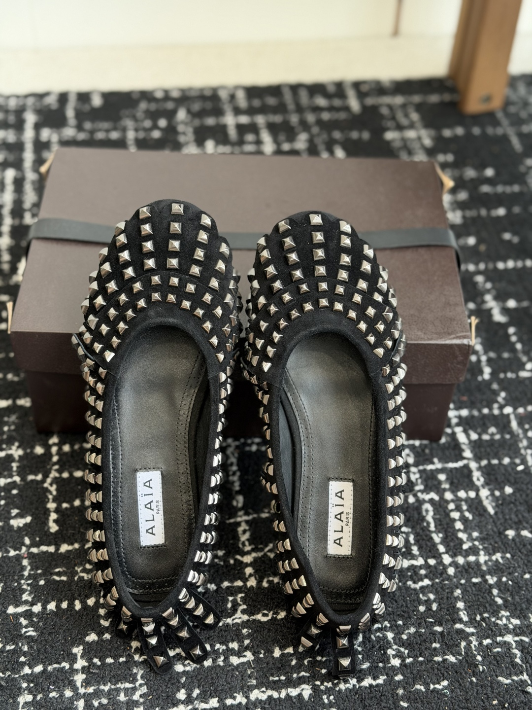 代购级 Alaia 经典芭蕾舞鞋新品 以芭蕾的灵动意韵融于日常,以现代笔触刻画舞鞋经典轮廓! 柳丁饰皮质款芭蕾舞鞋,从经 代购级 Alaia 经典芭蕾舞鞋新品 以芭蕾的灵动意韵融于日常,以现代笔触刻画舞鞋经典轮廓! 柳丁饰皮质款芭蕾舞鞋,从经