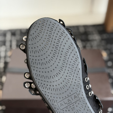 代购级 Alaia 经典芭蕾舞鞋新品 以芭蕾的灵动意韵融于日常,以现代笔触刻画舞鞋经典轮廓! 铆钉饰皮质款芭蕾舞鞋,从经 代购级 Alaia 经典芭蕾舞鞋新品 以芭蕾的灵动意韵融于日常,以现代笔触刻画舞鞋经典轮廓! 铆钉饰皮质款芭蕾舞鞋,从经