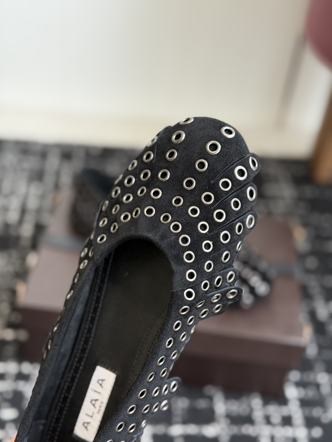 代购级 Alaia 经典芭蕾舞鞋新品 以芭蕾的灵动意韵融于日常,以现代笔触刻画舞鞋经典轮廓! 铆钉饰皮质款芭蕾舞鞋,从经 代购级 Alaia 经典芭蕾舞鞋新品 以芭蕾的灵动意韵融于日常,以现代笔触刻画舞鞋经典轮廓! 铆钉饰皮质款芭蕾舞鞋,从经