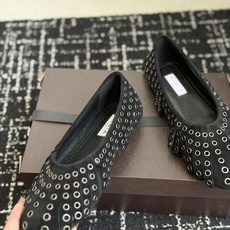 代购级 Alaia 经典芭蕾舞鞋新品 以芭蕾的灵动意韵融于日常,以现代笔触刻画舞鞋经典轮廓! 铆钉饰皮质款芭蕾舞鞋,从经 代购级 Alaia 经典芭蕾舞鞋新品 以芭蕾的灵动意韵融于日常,以现代笔触刻画舞鞋经典轮廓! 铆钉饰皮质款芭蕾舞鞋,从经