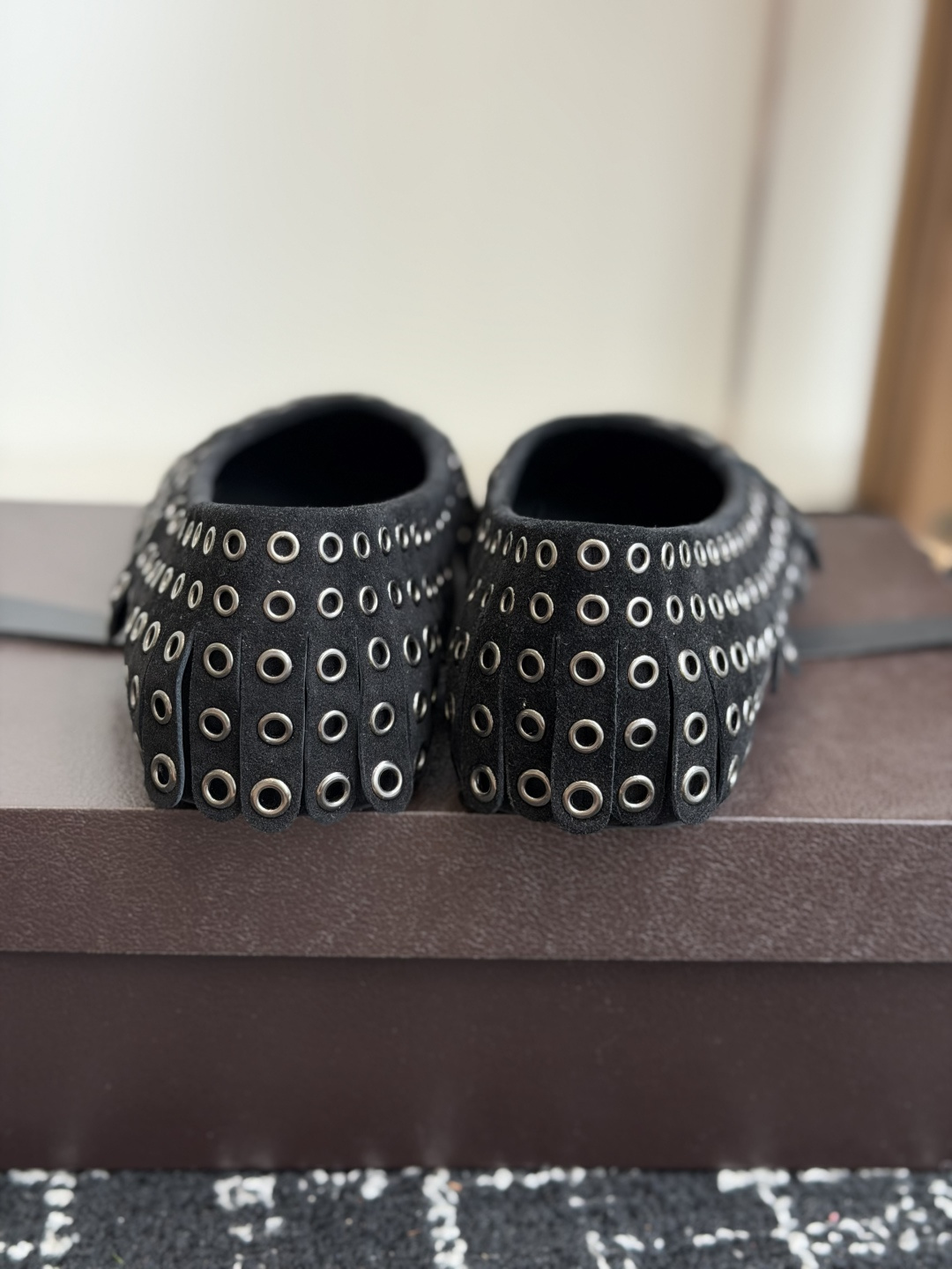 代购级 Alaia 经典芭蕾舞鞋新品 以芭蕾的灵动意韵融于日常,以现代笔触刻画舞鞋经典轮廓! 铆钉饰皮质款芭蕾舞鞋,从经 代购级 Alaia 经典芭蕾舞鞋新品 以芭蕾的灵动意韵融于日常,以现代笔触刻画舞鞋经典轮廓! 铆钉饰皮质款芭蕾舞鞋,从经