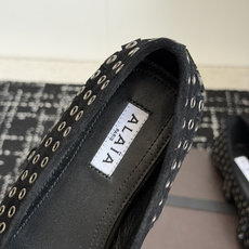 代购级 Alaia 经典芭蕾舞鞋新品 以芭蕾的灵动意韵融于日常,以现代笔触刻画舞鞋经典轮廓! 铆钉饰皮质款芭蕾舞鞋,从经 代购级 Alaia 经典芭蕾舞鞋新品 以芭蕾的灵动意韵融于日常,以现代笔触刻画舞鞋经典轮廓! 铆钉饰皮质款芭蕾舞鞋,从经