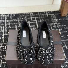 代购级 Alaia 经典芭蕾舞鞋新品 以芭蕾的灵动意韵融于日常,以现代笔触刻画舞鞋经典轮廓! 铆钉饰皮质款芭蕾舞鞋,从经 代购级 Alaia 经典芭蕾舞鞋新品 以芭蕾的灵动意韵融于日常,以现代笔触刻画舞鞋经典轮廓! 铆钉饰皮质款芭蕾舞鞋,从经