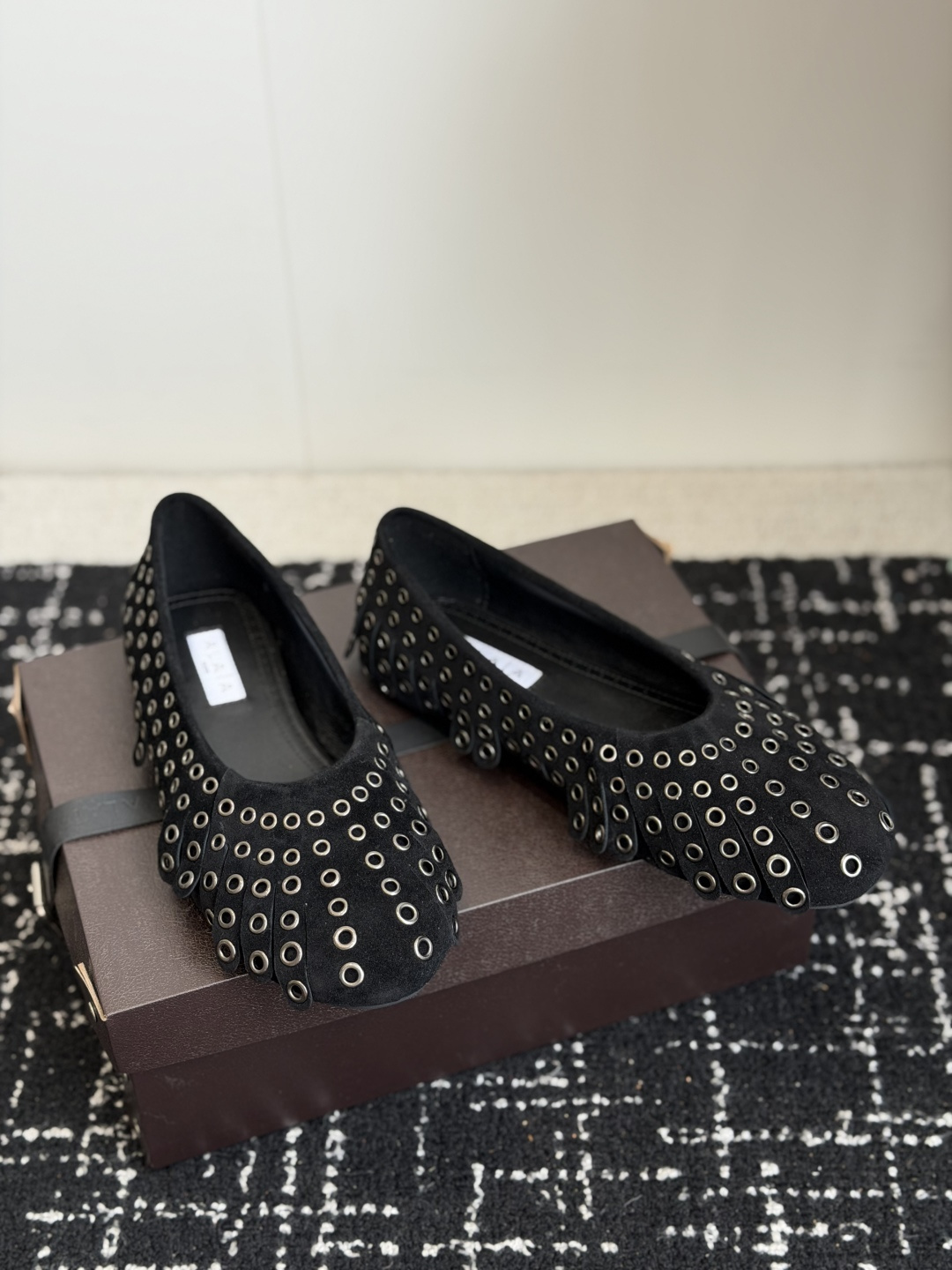 代购级 Alaia 经典芭蕾舞鞋新品 以芭蕾的灵动意韵融于日常,以现代笔触刻画舞鞋经典轮廓! 铆钉饰皮质款芭蕾舞鞋,从经 代购级 Alaia 经典芭蕾舞鞋新品 以芭蕾的灵动意韵融于日常,以现代笔触刻画舞鞋经典轮廓! 铆钉饰皮质款芭蕾舞鞋,从经