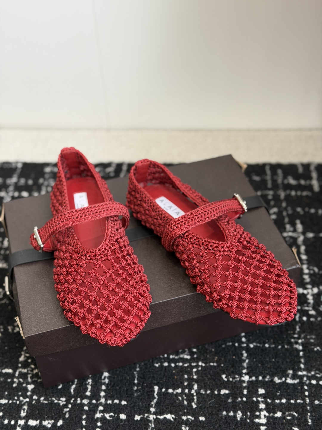 代购级 ALAIA阿莱亚 26ss 春夏 编织网鞋 凉鞋 鞋面饰以带扣饰带,圆头造型,搭配橡胶鞋底,带来柔软舒适的穿着体 代购级 ALAIA阿莱亚 26ss 春夏 编织网鞋 凉鞋 鞋面饰以带扣饰带,圆头造型,搭配橡胶鞋底,带来柔软舒适的穿着体