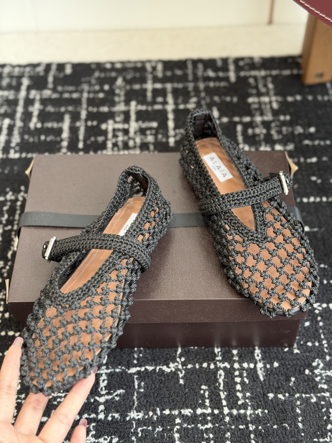 代购级 ALAIA阿莱亚 26ss 春夏 编织网鞋 凉鞋 鞋面饰以带扣饰带,圆头造型,搭配橡胶鞋底,带来柔软舒适的穿着体 代购级 ALAIA阿莱亚 26ss 春夏 编织网鞋 凉鞋 鞋面饰以带扣饰带,圆头造型,搭配橡胶鞋底,带来柔软舒适的穿着体