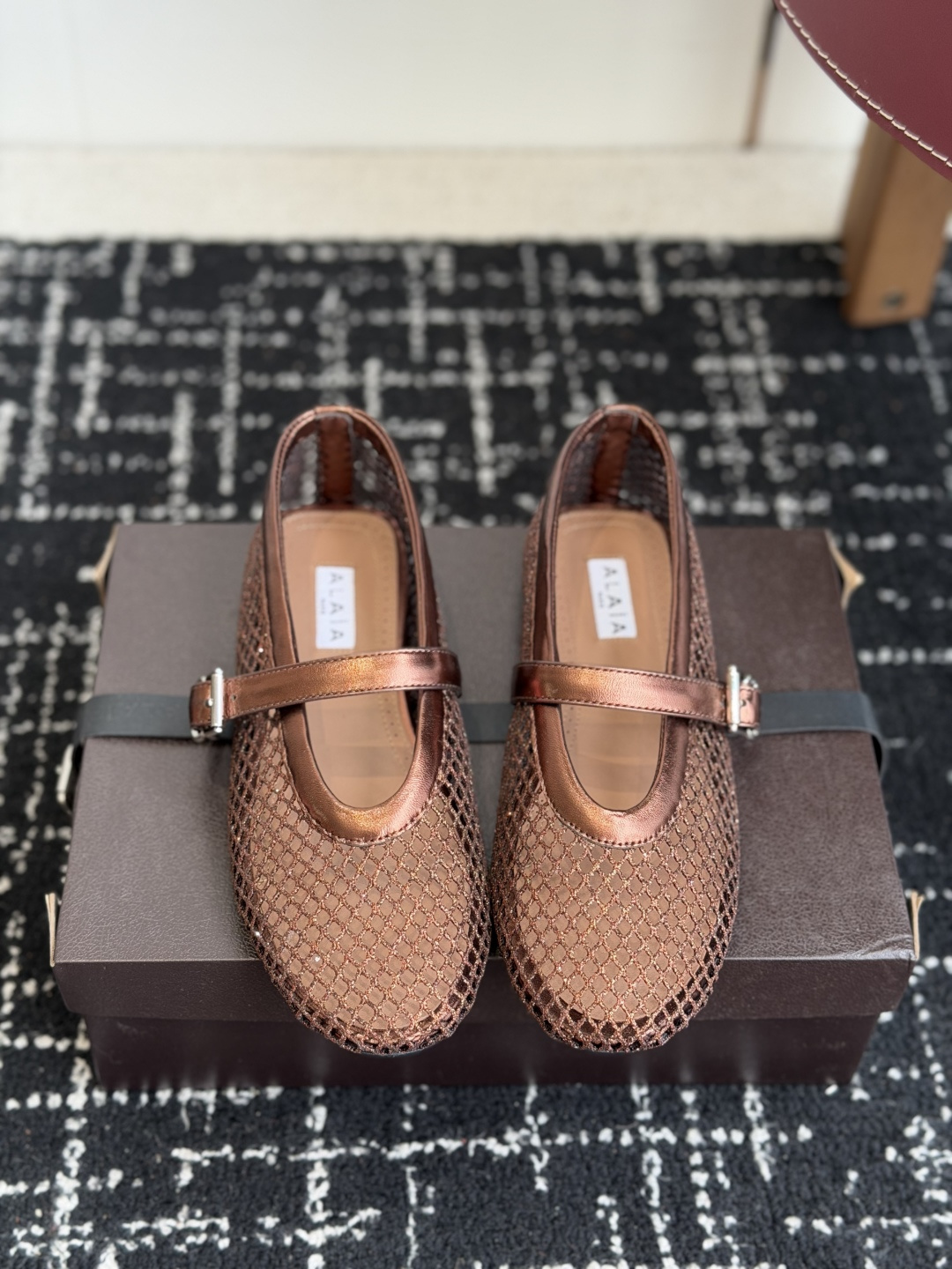 代购级 ALAIA阿莱亚 26ss 春夏 o网鞋 凉鞋 鞋面饰以带扣饰带,圆头造型,搭配橡胶鞋底,带来柔软舒适的穿着体验 代购级 ALAIA阿莱亚 26ss 春夏 o网鞋 凉鞋 鞋面饰以带扣饰带,圆头造型,搭配橡胶鞋底,带来柔软舒适的穿着体验
