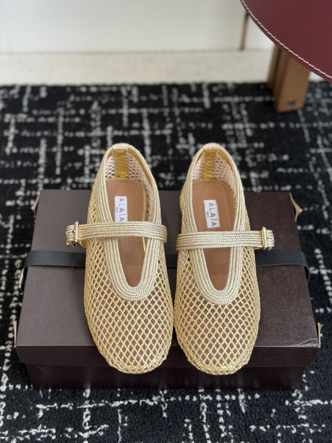 代购级 ALAIA阿莱亚 26ss 春夏 o网鞋 凉鞋 鞋面饰以带扣饰带,圆头造型,搭配橡胶鞋底,带来柔软舒适的穿着体验 代购级 ALAIA阿莱亚 26ss 春夏 o网鞋 凉鞋 鞋面饰以带扣饰带,圆头造型,搭配橡胶鞋底,带来柔软舒适的穿着体验