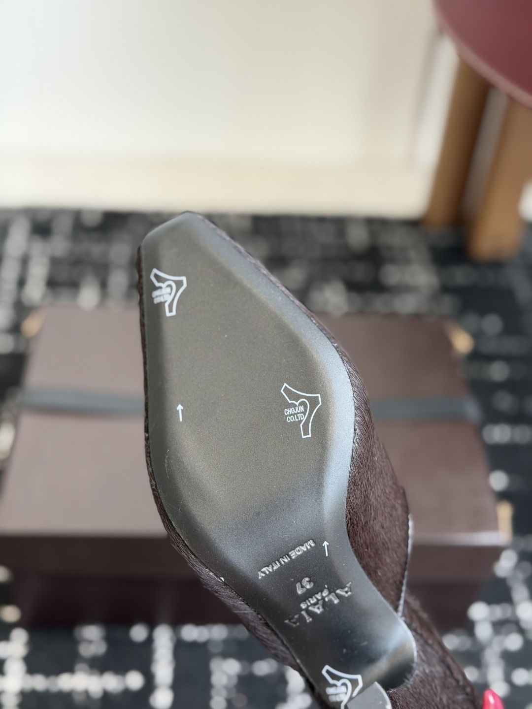 代购级 26ss 秋季新款 ALAIA阿莱亚 极简风时髦 高跟 凉拖鞋 时尚达人都在寻觅一双能兼顾舒适与风格的短靴 而这 代购级 26ss 秋季新款 ALAIA阿莱亚 极简风时髦 高跟 凉拖鞋 时尚达人都在寻觅一双能兼顾舒适与风格的短靴 而这