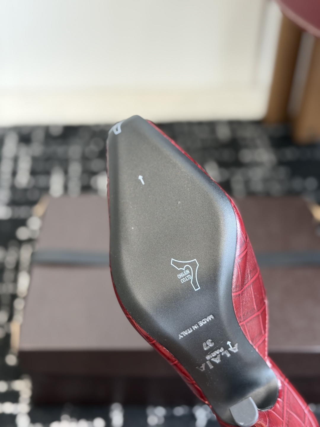 代购级 26ss 秋季新款 ALAIA阿莱亚 极简风时髦 高跟 凉拖鞋 时尚达人都在寻觅一双能兼顾舒适与风格的短靴 而这 代购级 26ss 秋季新款 ALAIA阿莱亚 极简风时髦 高跟 凉拖鞋 时尚达人都在寻觅一双能兼顾舒适与风格的短靴 而这