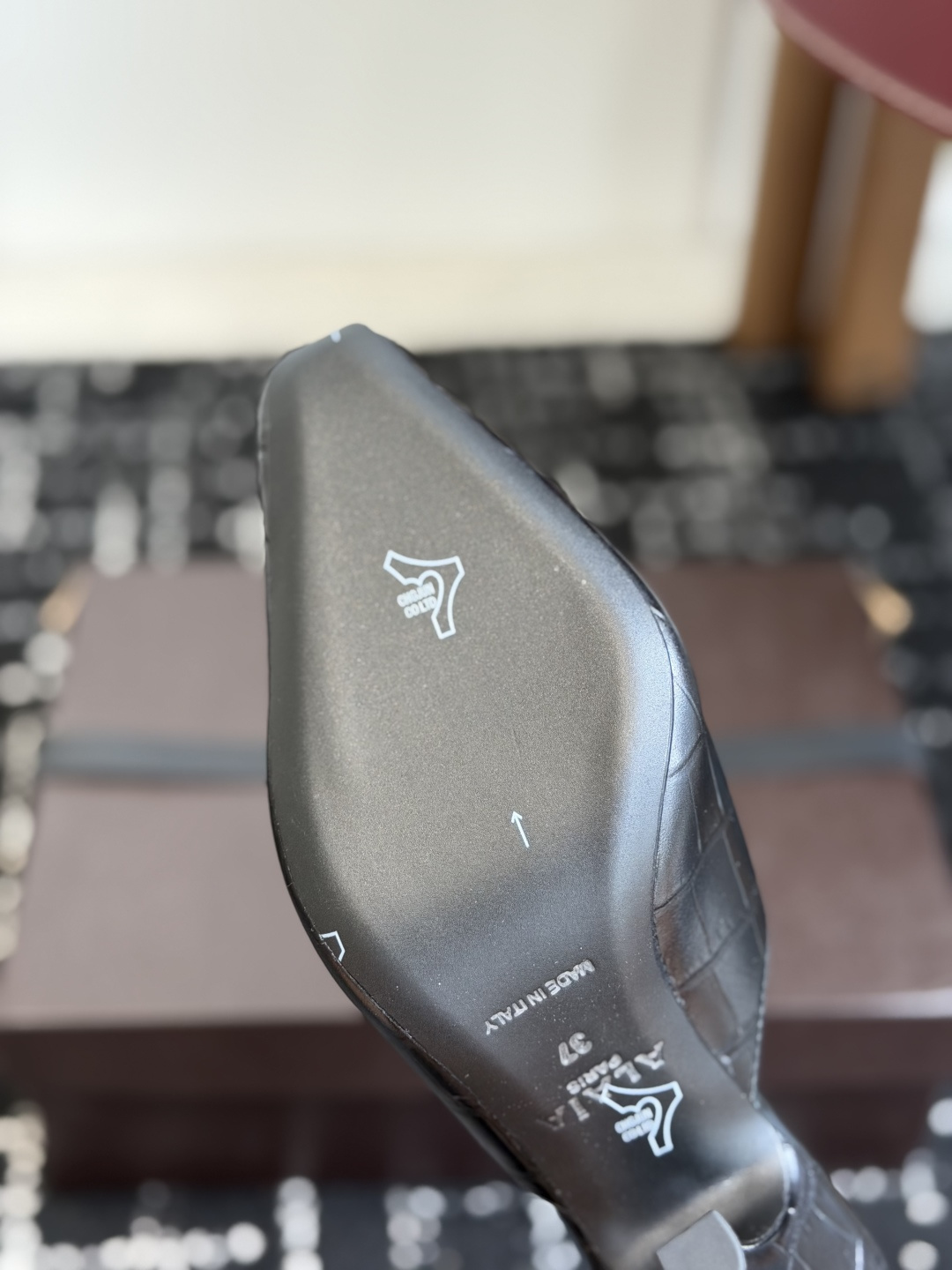 代购级 26ss 秋季新款 ALAIA阿莱亚 极简风时髦 高跟 凉拖鞋 时尚达人都在寻觅一双能兼顾舒适与风格的短靴 而这