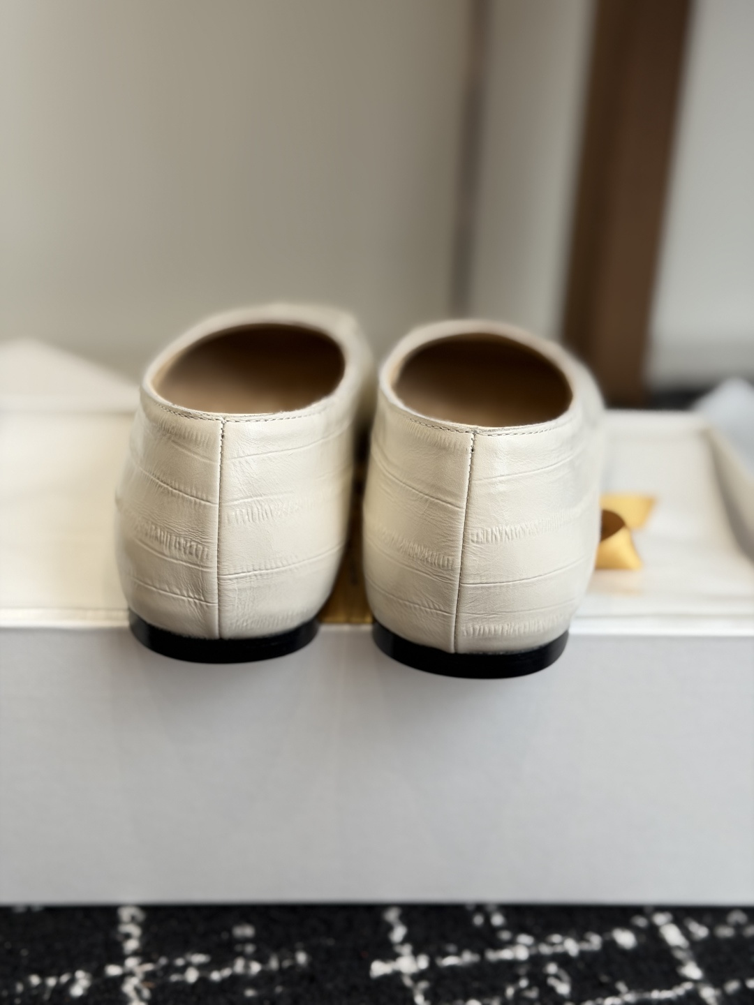 东莞代购级 THE ROW 方头牛皮压纹平底单鞋 THE ROW延续品牌低调沉静的意式极简格调,摒弃冗余装饰,以简约线条 东莞代购级 THE ROW 方头牛皮压纹平底单鞋 THE ROW延续品牌低调沉静的意式极简格调,摒弃冗余装饰,以简约线条