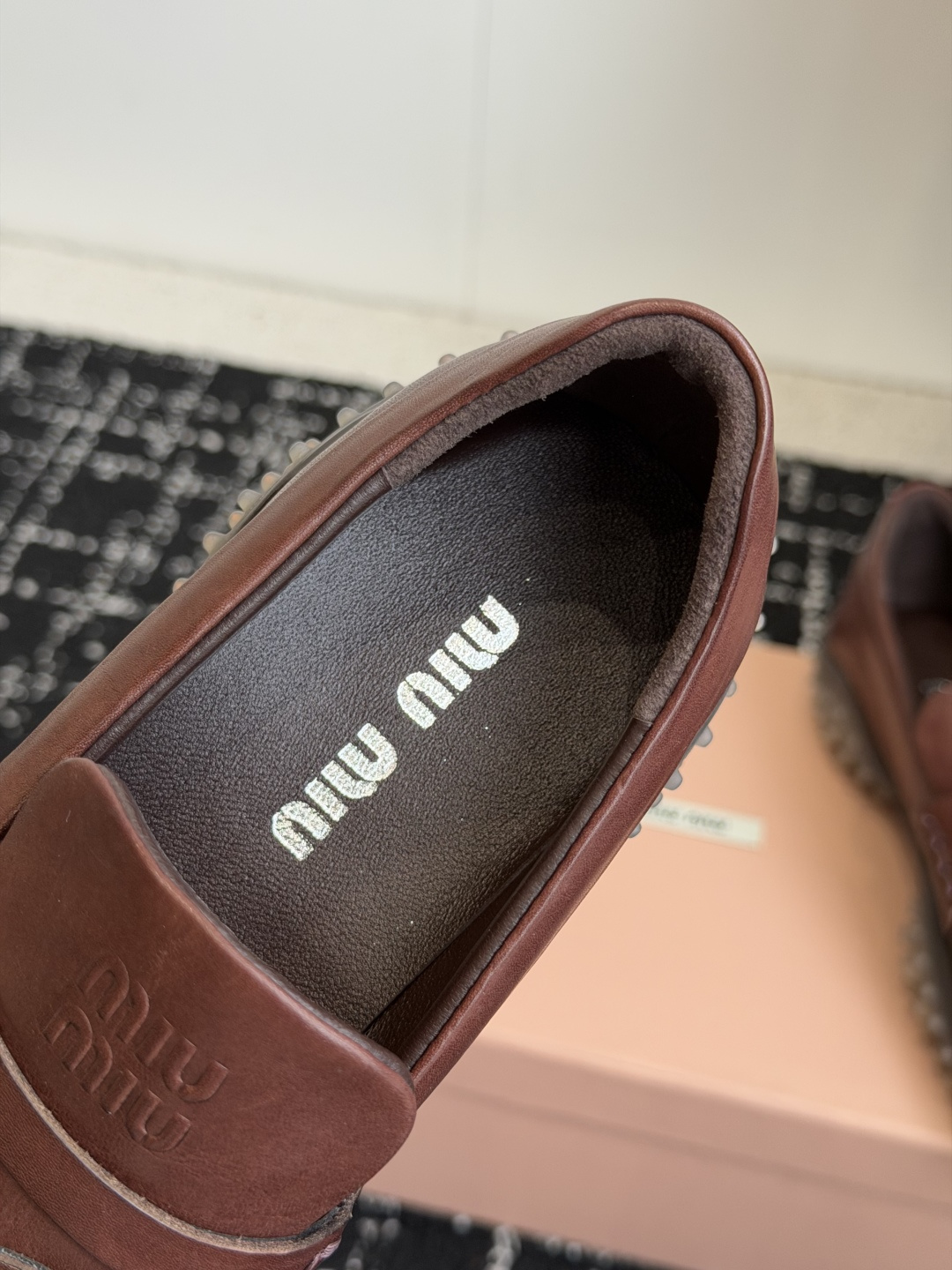 代购级 Miu Miu26ss夏季新款德训运动鞋 乐福鞋 自带复古松弛休闲氛围感的德训,利落简约的低帮鞋型,撞色拼接设计 代购级 Miu Miu26ss夏季新款德训运动鞋 乐福鞋 自带复古松弛休闲氛围感的德训,利落简约的低帮鞋型,撞色拼接设计