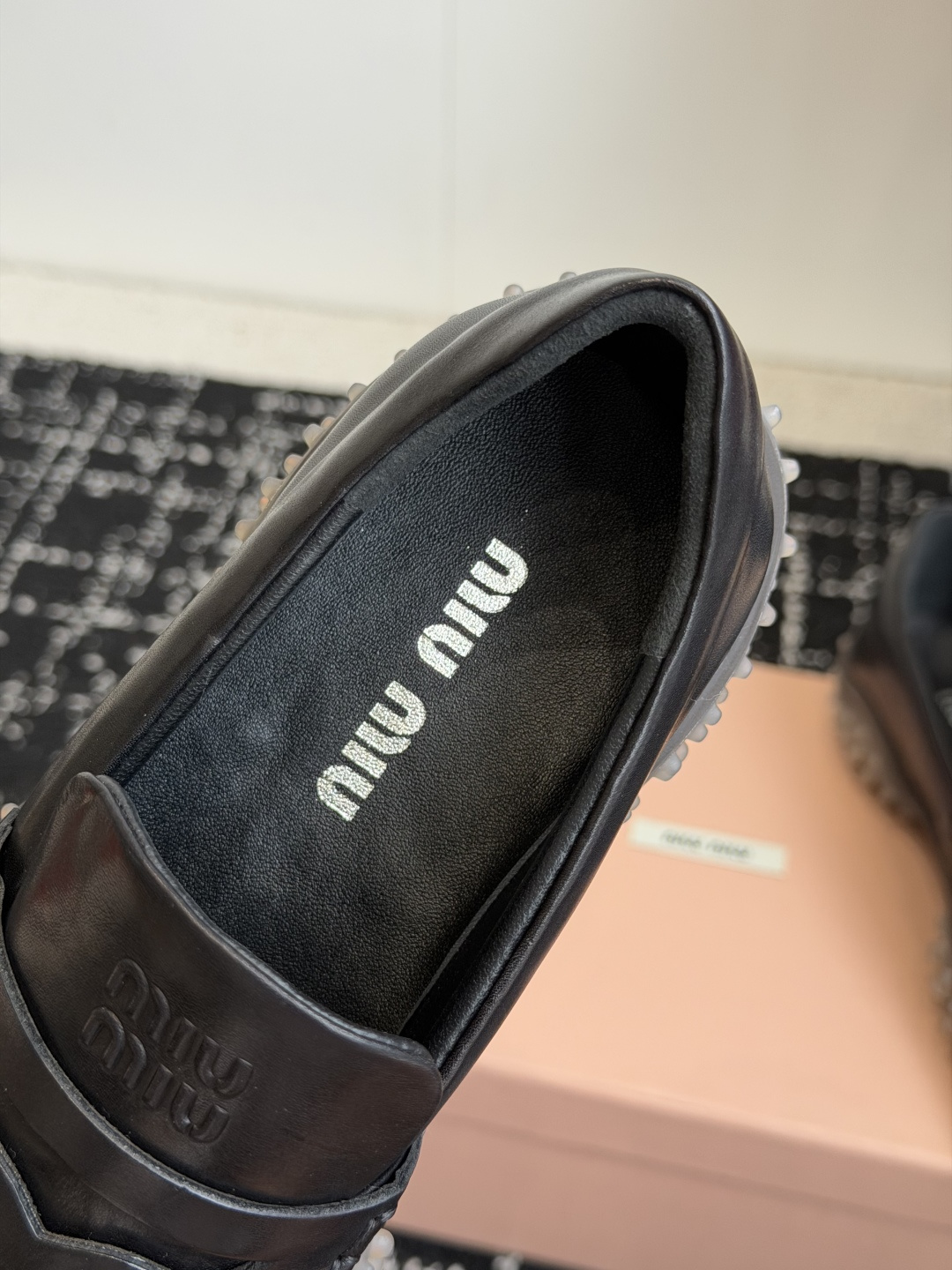 代购级 Miu Miu26ss夏季新款德训运动鞋 乐福鞋 自带复古松弛休闲氛围感的德训,利落简约的低帮鞋型,撞色拼接设计 代购级 Miu Miu26ss夏季新款德训运动鞋 乐福鞋 自带复古松弛休闲氛围感的德训,利落简约的低帮鞋型,撞色拼接设计