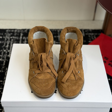 代购级 ISABEL MARANT 伊莎贝尔26ss款秋冬新款 高帮坡跟设计,非常显脚长,小腿曲线拉满,脚感特别舒适,随 代购级 ISABEL MARANT 伊莎贝尔26ss款秋冬新款 高帮坡跟设计,非常显脚长,小腿曲线拉满,脚感特别舒适,随