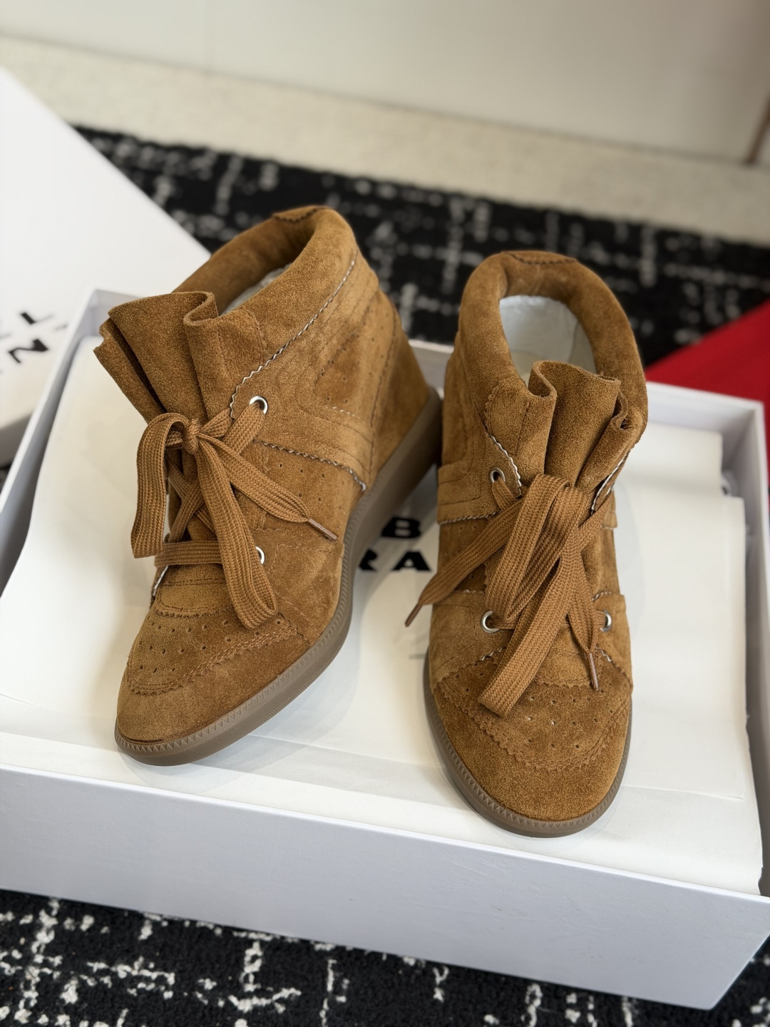 代购级 ISABEL MARANT 伊莎贝尔26ss款秋冬新款 高帮坡跟设计,非常显脚长,小腿曲线拉满,脚感特别舒适,随 代购级 ISABEL MARANT 伊莎贝尔26ss款秋冬新款 高帮坡跟设计,非常显脚长,小腿曲线拉满,脚感特别舒适,随