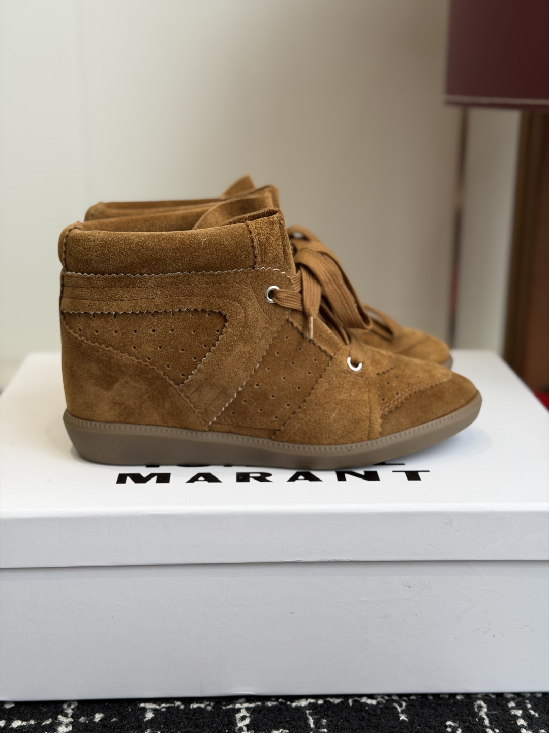 代购级 ISABEL MARANT 伊莎贝尔26ss款秋冬新款 高帮坡跟设计,非常显脚长,小腿曲线拉满,脚感特别舒适,随 代购级 ISABEL MARANT 伊莎贝尔26ss款秋冬新款 高帮坡跟设计,非常显脚长,小腿曲线拉满,脚感特别舒适,随