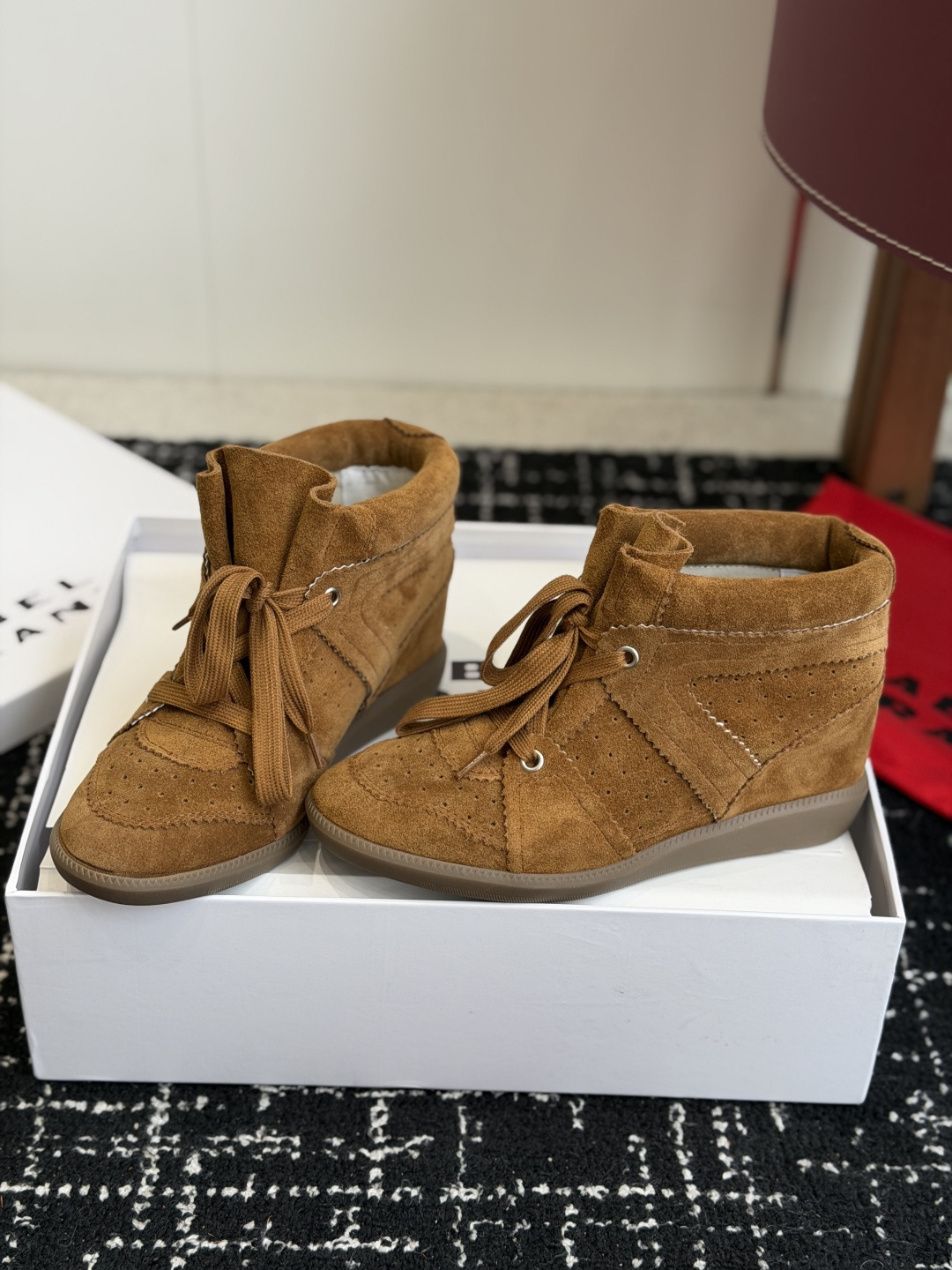 代购级 ISABEL MARANT 伊莎贝尔26ss款秋冬新款 高帮坡跟设计,非常显脚长,小腿曲线拉满,脚感特别舒适,随 代购级 ISABEL MARANT 伊莎贝尔26ss款秋冬新款 高帮坡跟设计,非常显脚长,小腿曲线拉满,脚感特别舒适,随